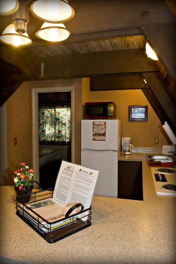 Cabins On Strawberry Hill Hotel Pine Exterior foto
